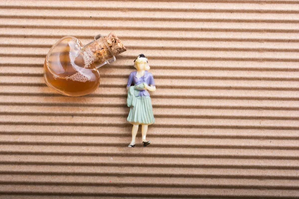 Papierfrauenform Mit Einer Herzförmigen Flasche Daneben — Stockfoto