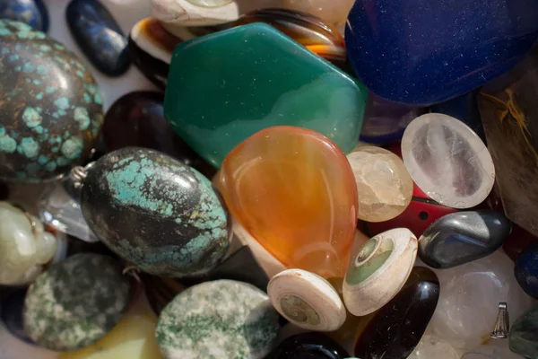 Belli bir tipte doğal mineral değerli taşlar.