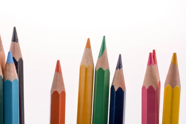 Beyaz Arkaplanda Çeşitli Renklerde Renkli Kalemler — Stok fotoğraf