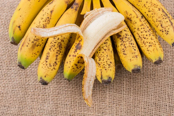 노란색 주근깨가 바나나 덩어리가 캔버스 — 스톡 사진