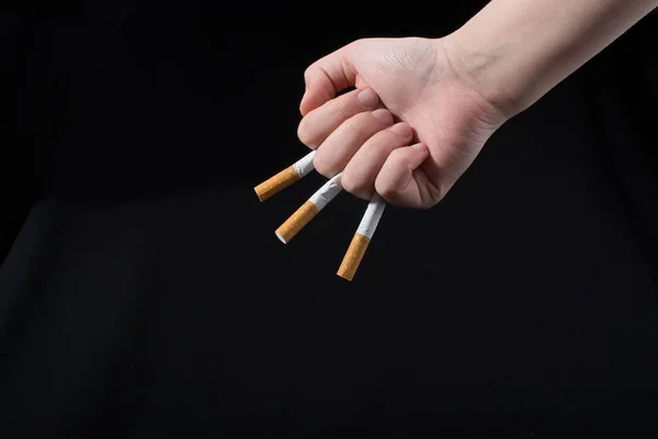 Mão Está Segurando Cigarros Entre Dedos Fundo Preto — Fotografia de Stock