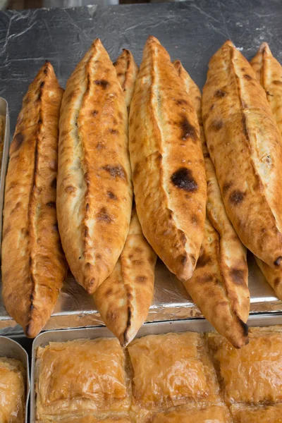 Türk usulü düz ekmek peynir ile kaplı