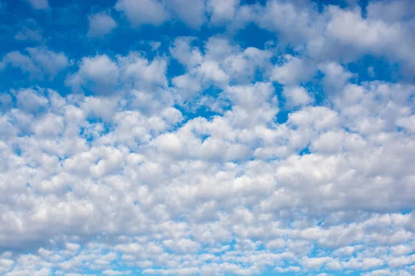 Fehér Színű Felhők Borítják Kék Eget Nappal — Stock Fotó