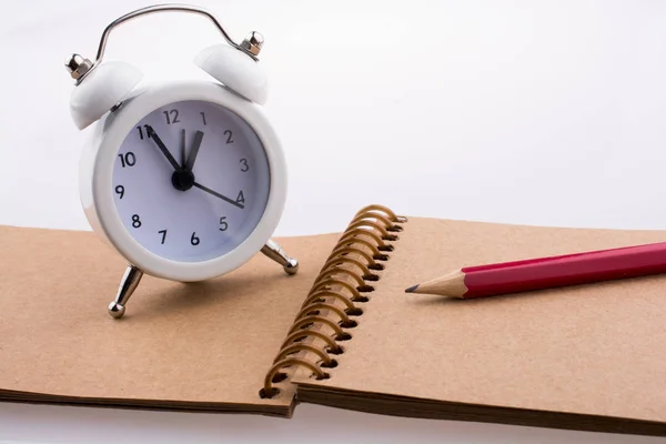 Lápiz Color Reloj Despertador Colocado Cuaderno Marrón Espiral — Foto de Stock