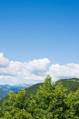 Mavi bulutlu gökyüzü beyaz ve gri bulutlar ile