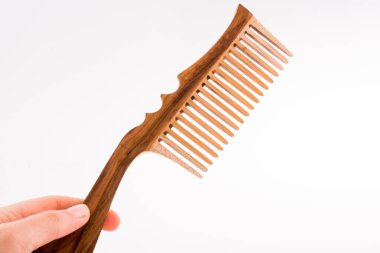 Beyaz arka planda ahşap saç tarağı.