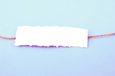 Bir dize beyaz zemin üzerine yerleştirilmiş beyaz renk not kağıdı