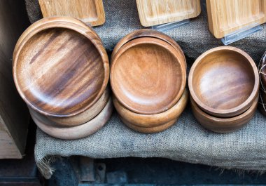 Tahta boş kaseler yemek yemek için kullanılır.