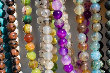 Çeşitli renk ve tipte güzel renkli boncuklar.