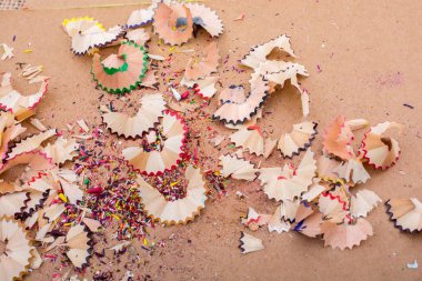 Kahverengi arka planda renkli kalem talaşları