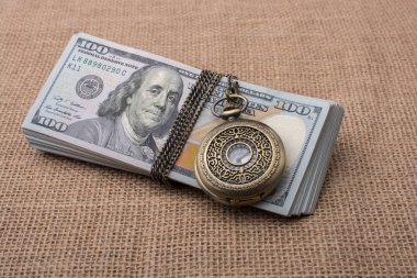 Cep saati Doları banknot demet bize sarılı