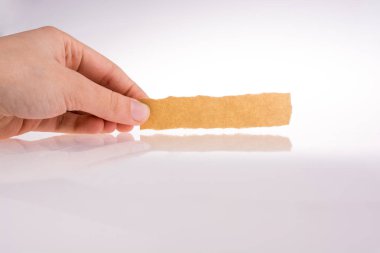 Beyaz arka planda kahverengi yırtık kağıt