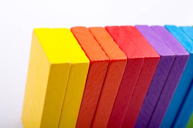 Beyaz arkaplanda renkli Domino Blokları