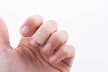 beyaz arka planda beyaz bandajlı parmak