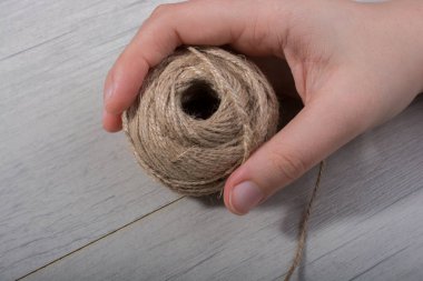 Beyaz arka plan üzerinde elinde kahverengi dizenin biriktirme