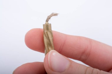 Beyaz bir arka plan üzerinde elinde altın colorl mum sopa