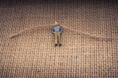 Heykelcik adam boynuna bir ip ile