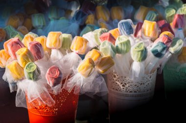 Barlar gül şeklinde renkli çorba topluluğu