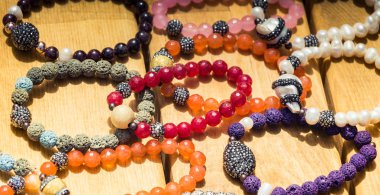 Çeşitli renkte renkli boncuklar.