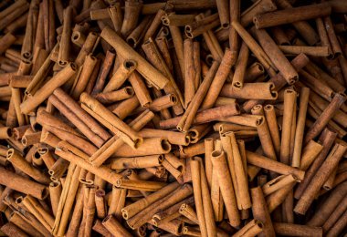 Arkaplanda tarçın çubukları yığını