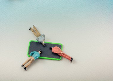 Mini ilan panosunun etrafındaki küçük adamlar...