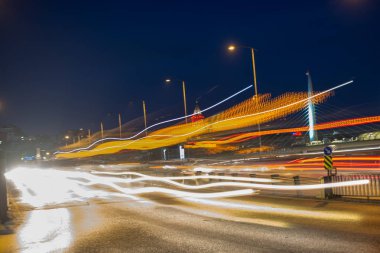 Manzarada uzun pozlu bir sokak görüntüsü