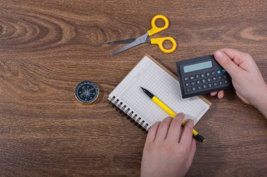 Kahverengi arka planda beyaz bir deftere el yazısı