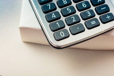 Bir klavye ve ekran ile hesaplamalar için elektronik hesap makinesi