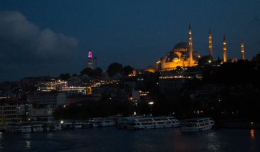 Sergilenen Altın Boynuz ve Süleyman Camii 'nin gece manzarası