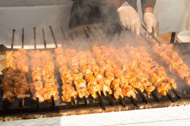 Manzarada ızgara yapılmış tavuk şiş kebap.