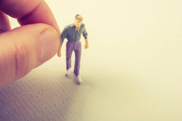 Winzige Figur Des Menschen Miniaturmodell Der Hand — Stockfoto