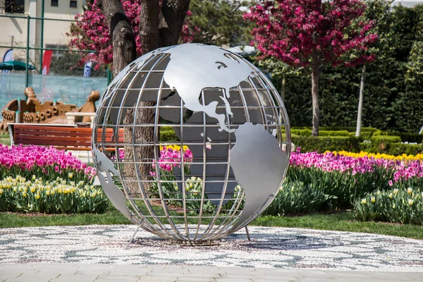 Petit Globe Modèle Métal Dans Jardin — Photo