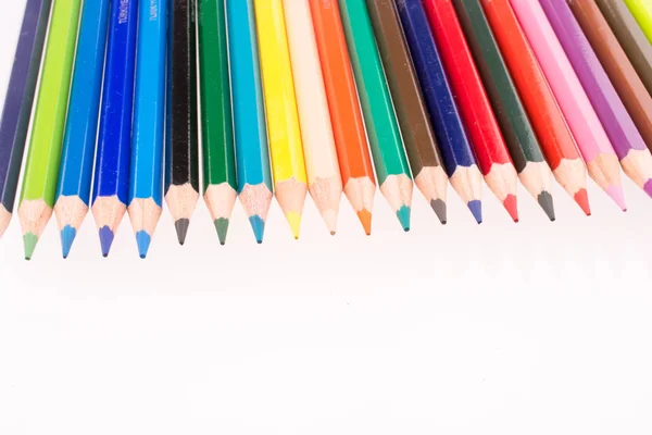 白色底色上各种颜色的铅笔 — 图库照片