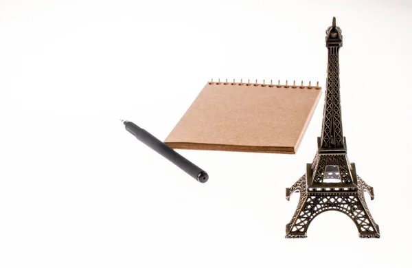 Notizbuch Und Stift Mit Eiffelturm Hintergrund — Stockfoto