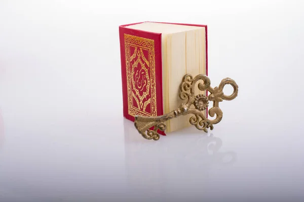 Ключ Ретро Исламская Священная Книга Коран Миниатюре — стоковое фото