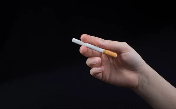 Hand Håller Cigarett Svart Bakgrund — Stockfoto