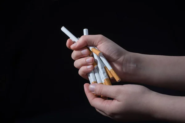 Mano Está Repartiendo Paquete Cigarrillos Sobre Fondo Negro — Foto de Stock