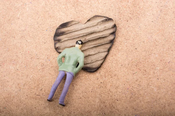 Figurina Coração Forma Queimado Partir Cartão Marrom — Fotografia de Stock