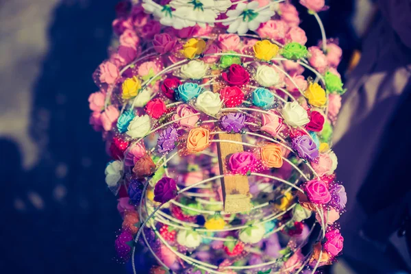 Head Crown Made Beautiful Fake Flowers Wreath — Stock Photo, Image