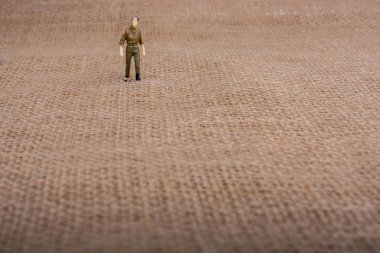 Üzerinde kahverengi bir backgorund adam heykelcik