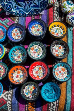 Pazar 'da geleneksel Türk seramik tabakları