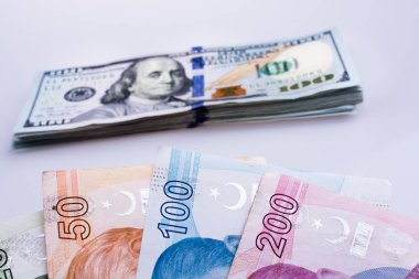 Amerikan Doları banknot ve Turksh Lirası banknot beyaz arka plan üzerinde yan yana