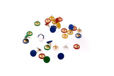 Beyaz arkaplana saçılmış renkli çizim iğneleri