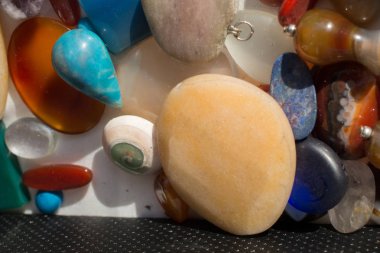 Belli bir tipte doğal mineral değerli taşlar.