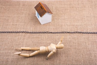 Adam heykelcik ve bir tuval zinciri hatta ötesinde bir Model ev