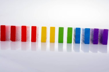 Beyaz arkaplanda renkli Domino Blokları