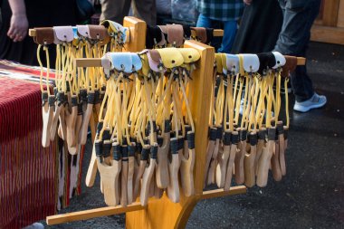 Tahta mancınık sapanı kullanıma hazır.