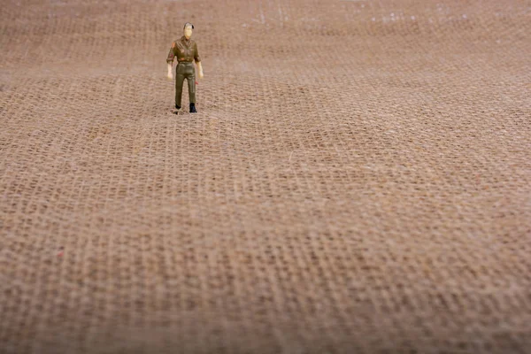 Üzerinde kahverengi bir backgorund adam heykelcik