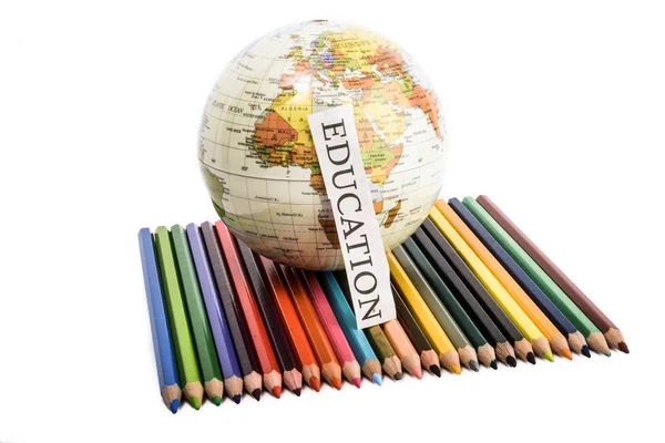 Crayons Couleur Avec Globe Note Éducative Sur Fond Blanc — Photo