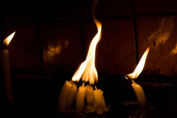 Velas Ardientes Con Luz Vela Oscuridad —  Fotos de Stock